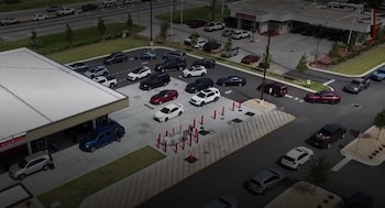 La demanda de gasolina aumentó en Pensacola mientras los residentes completaban sus preparativos ante el posible impacto de Isaias (Captura de video)