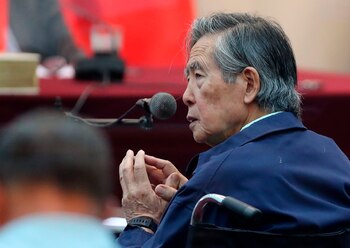 Fotografía de archivo en la que se registró al expresidente peruano Alberto Fujimori, quien gobernó entre 1990 y 2000). EFE/Ernesto Arias