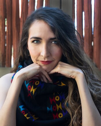 La escritora y maestra trabaja