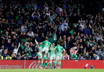 El Real Betis ha lanzado una campaña para ayudar a sus socios que sean mayores de 70 años (REUTERS)