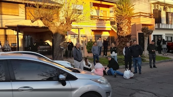 Pánico en El Palomar: delincuentes balearon al padre de una alumna frente a una escuela