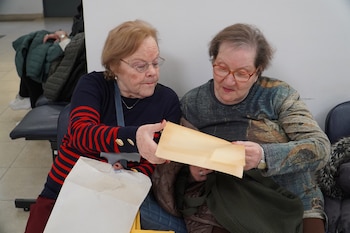 Una infancia compartida, décadas de distancia y un reencuentro en el voluntariado de AMIA: la historia de Eugenia y Sara