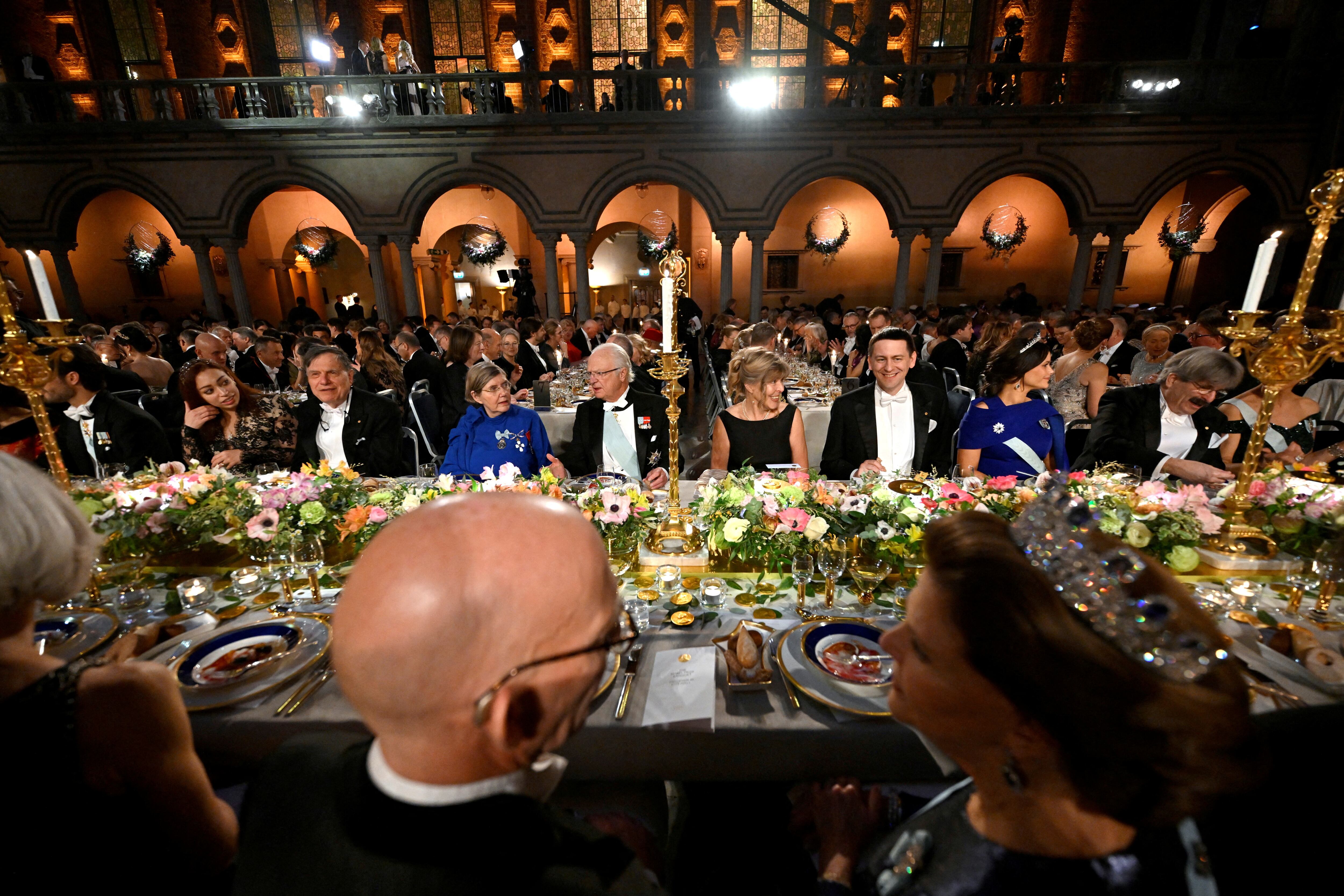 Giorgio Parisi, la profesora Astrid Söderbergh Widding, presidenta de la Junta de la Fundación Nobel, y el rey Carlos Gustavo; Hannele Ruohola-Baker; el laureado con el Nobel de Química John Jumper; la princesa Sofía; y el laureado con el Nobel de Fisiología o Medicina Gary Ruvkun, en el banquete Nobel en el Ayuntamiento de Estocolmo, Suecia, el 10 de diciembre de 2024 /Henrik Montgomery/TT News Agency/via REUTERS