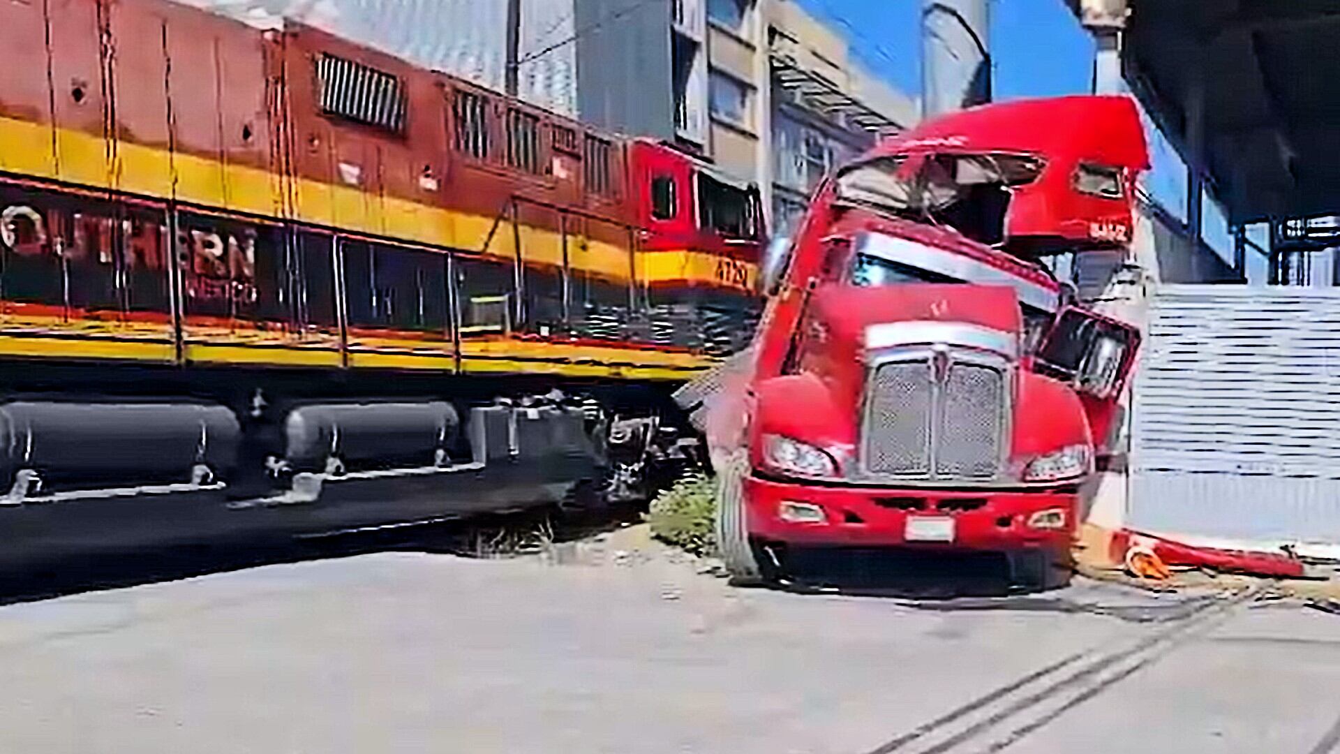 Tren impacta a tráiler estacionado sobre las vías en Monterrey