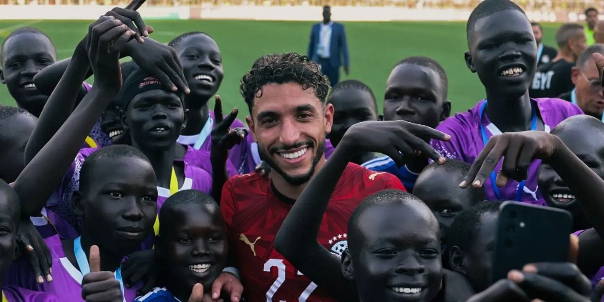 Niños de Sudán del Sur se fotografiaron con Omar Marmoush tras la victoria de Egipto por 5-0 en Yuba (Instagram/@egyptnt)