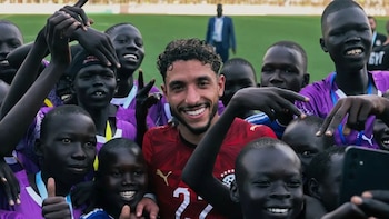 El insólito gesto de dos futbolistas egipcios que opacó el resultado de la eliminatoria africana y se hizo viral