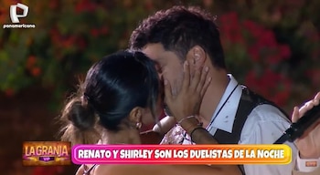 Primer plano de un hombre y una mujer besándose. Él tiene barba oscura y ella cabello oscuro recogido, con una mano en su mejilla