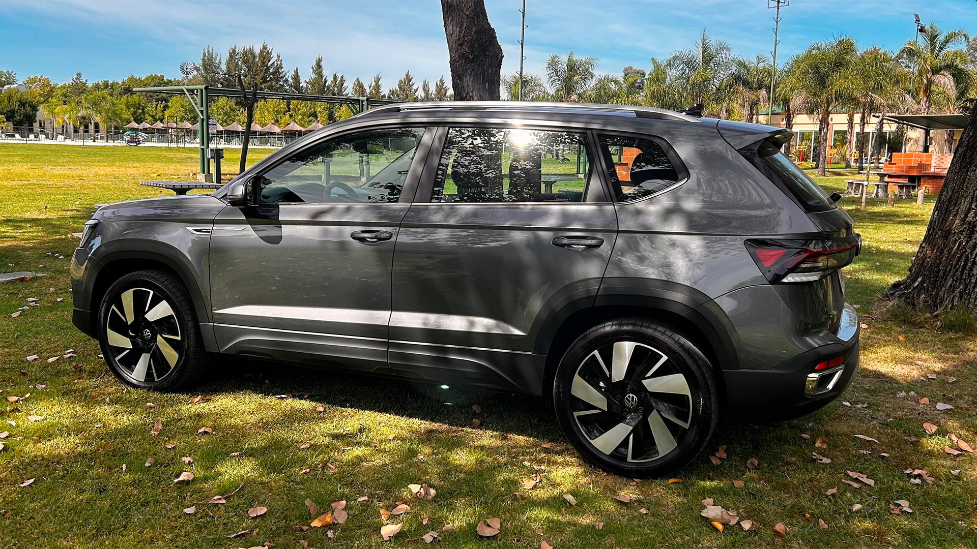 El nuevo VW Taos es claramente identificable con su antecesor argentino, aunque ahora tiene actualizada la estética adaptada al nuevo lenguaje de la marca