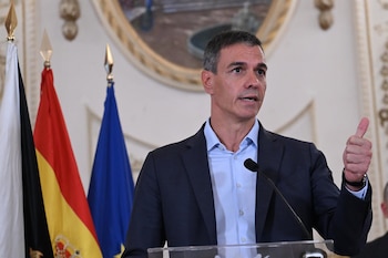 31/07/2026 El presidente del Gobierno, Pedro Sánchez, comparece ante los medios en la Asamblea de Ceuta, a 31 de julio de 2026, en Ceuta (España). Sánchez visita Ceuta, junto al ministro del Interior, para abordar la crisis migratoria desatada en la ciudad autónoma con la entrada sin control de miles de personas desde Marruecos.
POLITICA
Pool Moncloa/Borja Puig de la Bellacasa