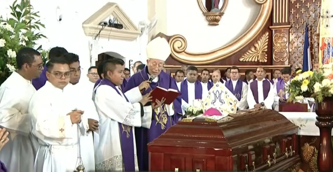 El cardenal Óscar Andrés Rodríguez Maradiaga presidió las honras fúnebres y destacó la vocación sacerdotal y la entrega pastoral del obispo hondureño. (Foto: Suyapa Medios)