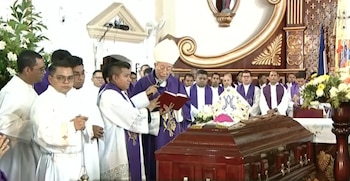 El cardenal Óscar Andrés Rodríguez Maradiaga presidió las honras fúnebres y destacó la vocación sacerdotal y la entrega pastoral del obispo hondureño. (Foto: Suyapa Medios)