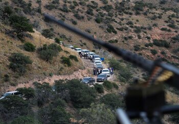 Largas caravanas de autoridades, investigadores