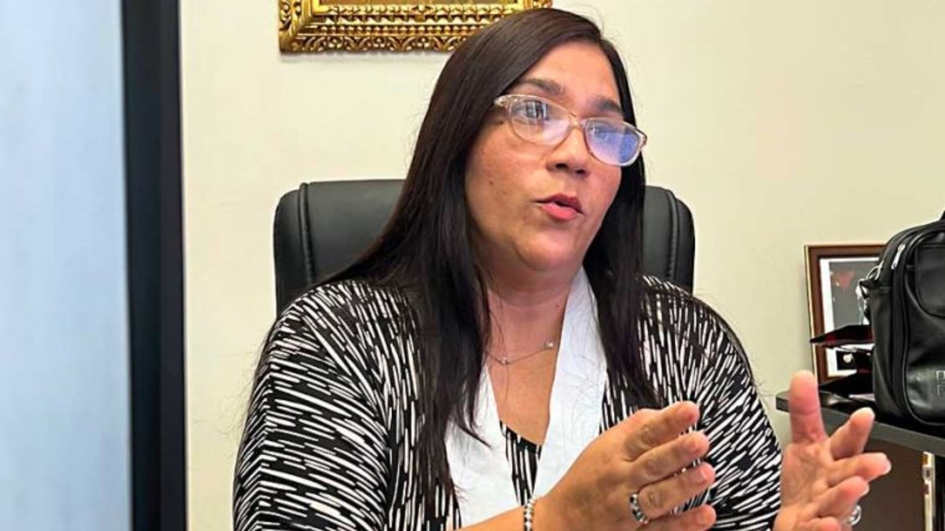 La jueza Soledad Barrueto Guerrero gesticula con las manos mientras habla sentada en su oficina.