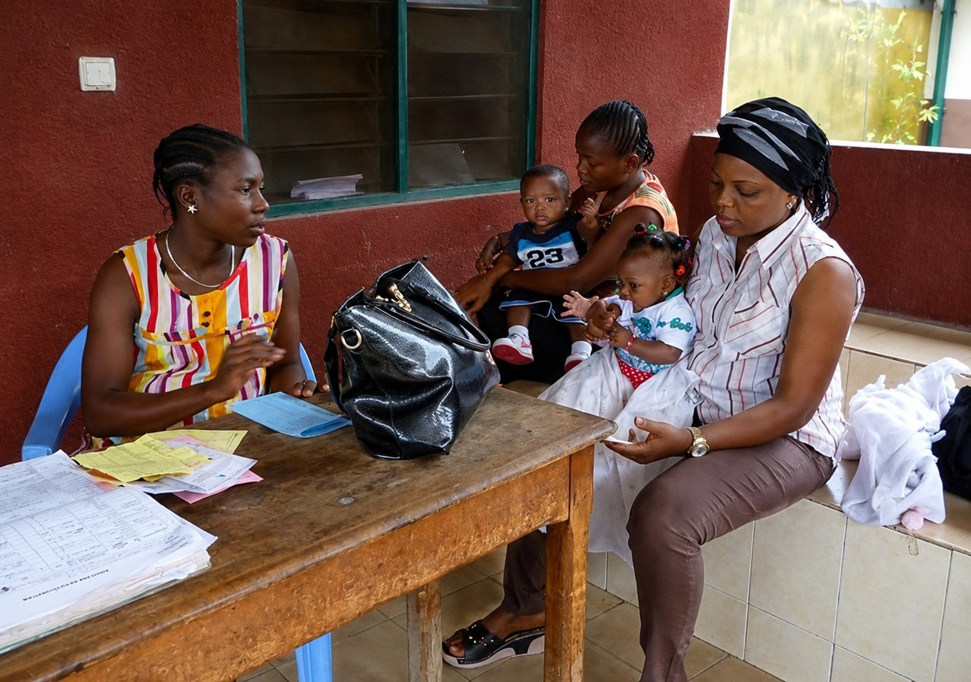 18/08/2026 Medicusmundi alerta de que el personal sanitario ante el brote de ébola en RDC está extremadamente expuesto al contagio.
El representante de la ONG Medicusmundi en la República Democrática del Congo (RDC), François Zioko Mbenza, ha puesto de relieve que el personal sanitario que está abordando el brote de ébola en este país africano