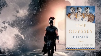 Guerrero con yelmo y armadura oscura en agua con olas. A la derecha, portada del libro La Odisea de Homero, traducido por Emily Wilson, con tres figuras femeninas.
