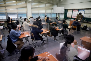 Estudiantes esperan el comienzo del