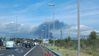 Un incendio en una nave industrial de Santa Perpètua (Barcelona) moviliza a 15 dotaciones de bomberos