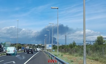 Un incendio en una nave industrial de Santa Perpètua (Barcelona) moviliza a 15 dotaciones de bomberos.