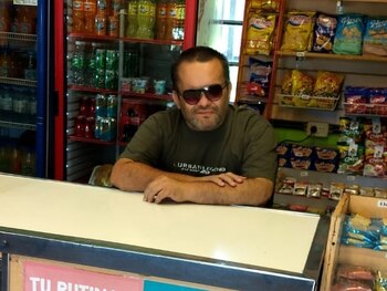 Silvio en su kiosco, dentro