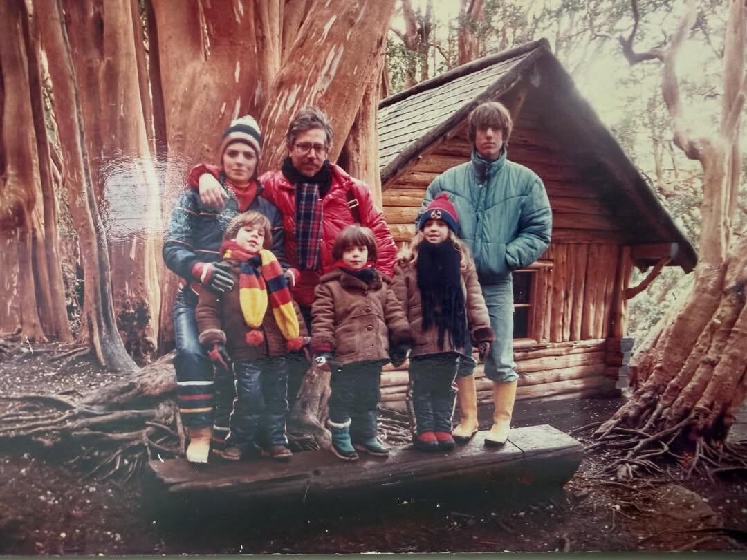 Las fotografías elegidas retratan momentos familiares, profundizando en la relación de Luis Puenzo con sus hijos y nietos