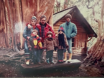 Las fotografías elegidas retratan momentos familiares, profundizando en la relación de Luis Puenzo con sus hijos y nietos