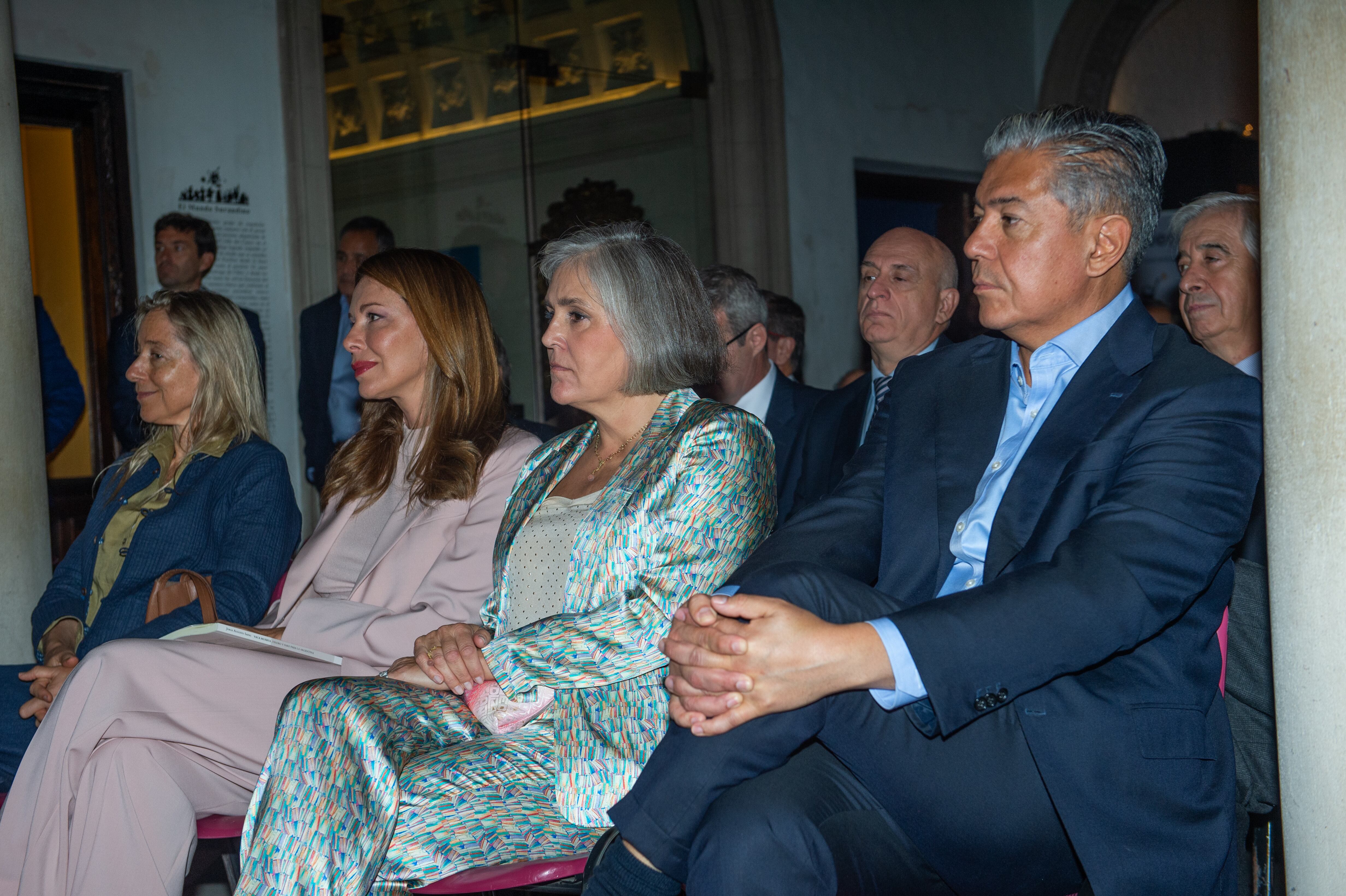 Francesca Amelotti de Duhau, Nunzia Locatelli de Bulgheroni, Lola Lanusse, pareja de Jorge Augusto Sapag, y el gobernador de Nequén, Rolando Figueroa