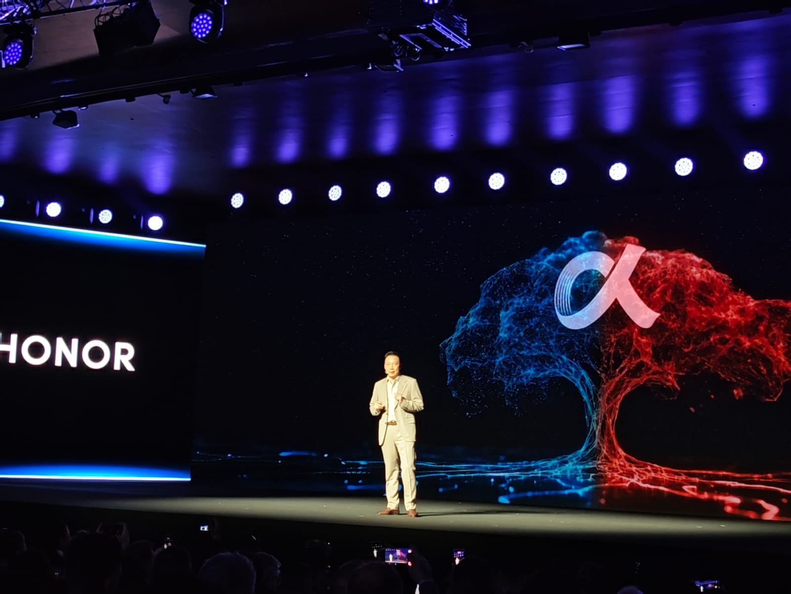 HONOR presentó su Alpha Plan de inteligencia artificial, integrando movimiento autónomo y percepción sensorial en sus dispositivos. (Foto: Infobae)