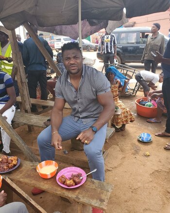 Francis Ngannou come en un local en su pueblo en Camerún (Foto Instagram)