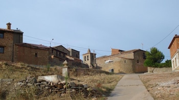 Cómo es el pueblo rural de España que ofrece casa gratis y trabajo para familias con hijos