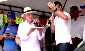 El mandatario recibió una artesanía de una hormiga culona - crédito Captura de Video Centro democrático/YouTube