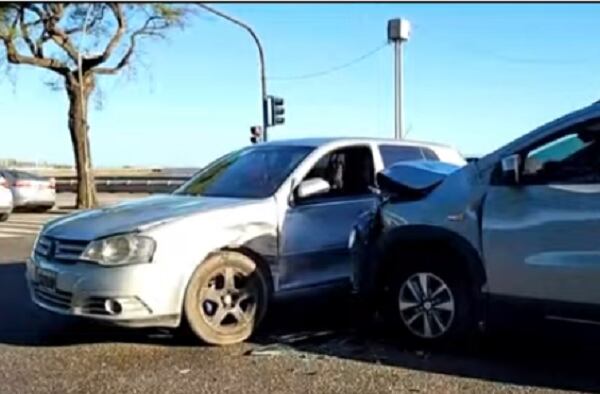 El choque en Costanera involucró a un auto y una camioneta