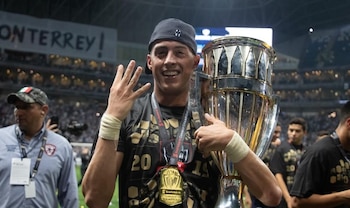 El Mellizo celebra uno de sus títulos de Concachampions