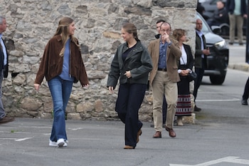La princesa Leonor y la infanta Sofía durante su visita en Llanes, Asturias. (Raúl Terrel/Europa Press)