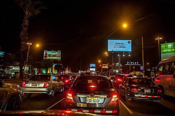 Después de la medianoche, el desplazamiento de personas seguiría siendo alto durante la madrugada del 1 de enero. Foto: iStock