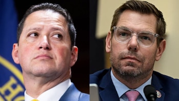 Primer plano de dos hombres; Tony Gonzales a la izquierda, mirando hacia arriba y a la derecha, y Eric Swalwell a la derecha, mirando al frente, ambos con traje