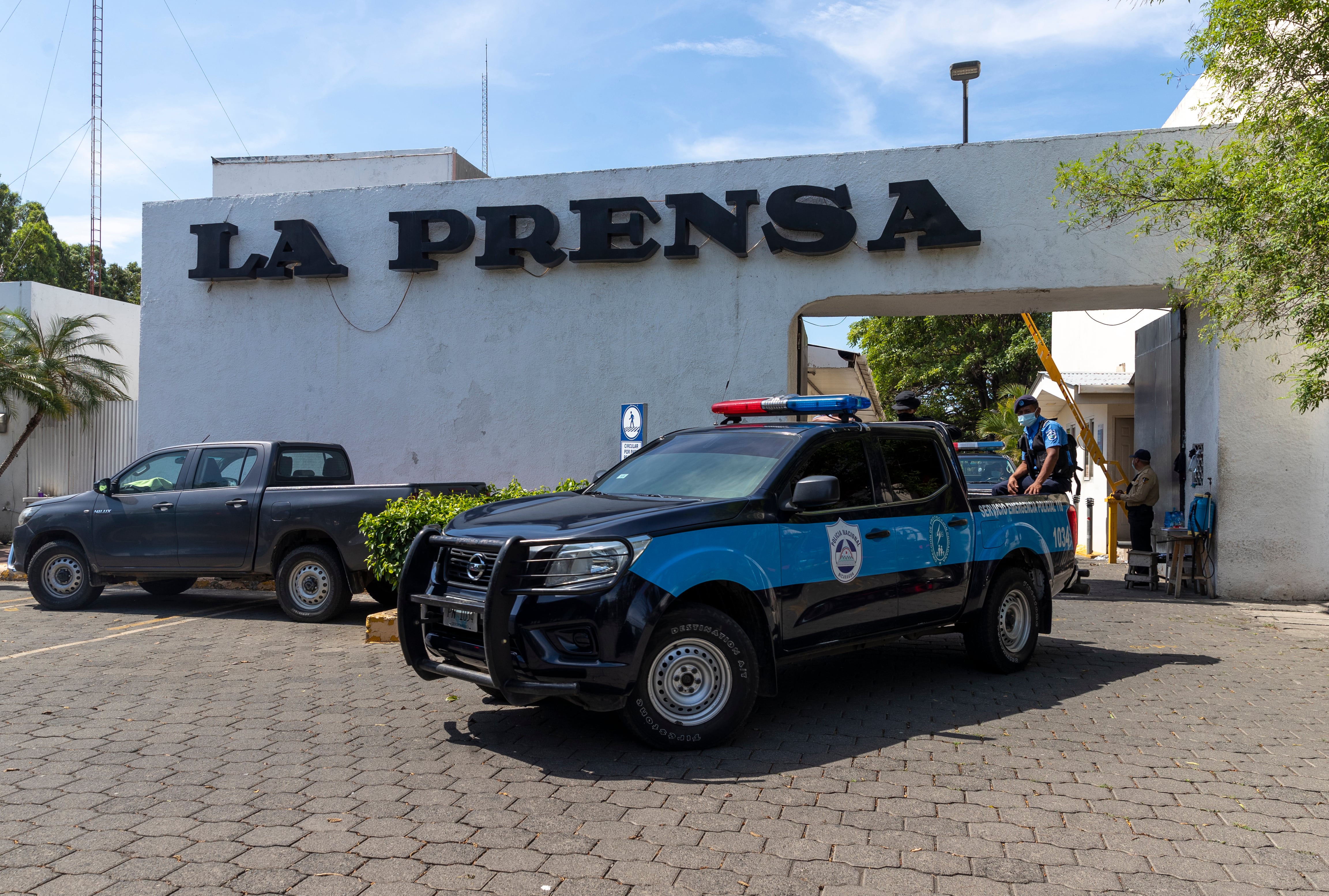 Fotografiá de archivo que muestra a miembros de la Policía en la entrada de una propiedad de la Editorial La Prensa, durante un operativo de allanamiento, en Managua (Nicaragua). EFE/ Jorge Torres