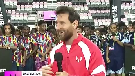 Lionel Messi da inicio a la Messi Cup con un momento distendido