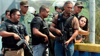 Iris Varela, ministra del servicio Penitenciario de Venezuela, rodeada de un grupo de civiles armados