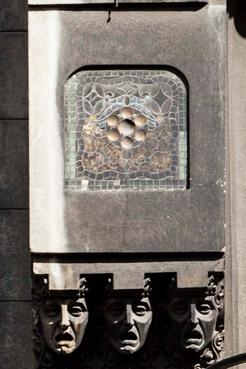 Caras y teselas de la