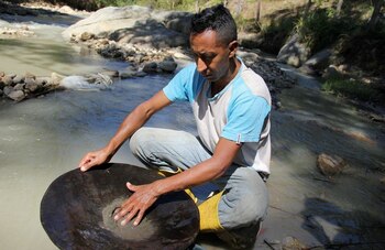 FOTO DE ARCHIVO: Un minero