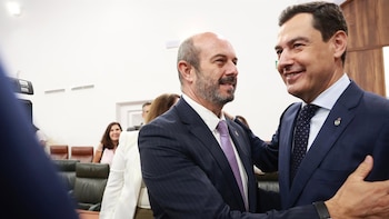 El cúpula del PP presiona a Juanma Moreno para que busque “lo que le une” a Vox y evite llevar las negociaciones al parón veraniego