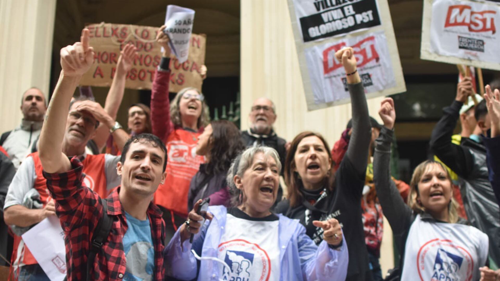 Militantes exigían la prisión perpetua de los acusados (@Barry__Ale)