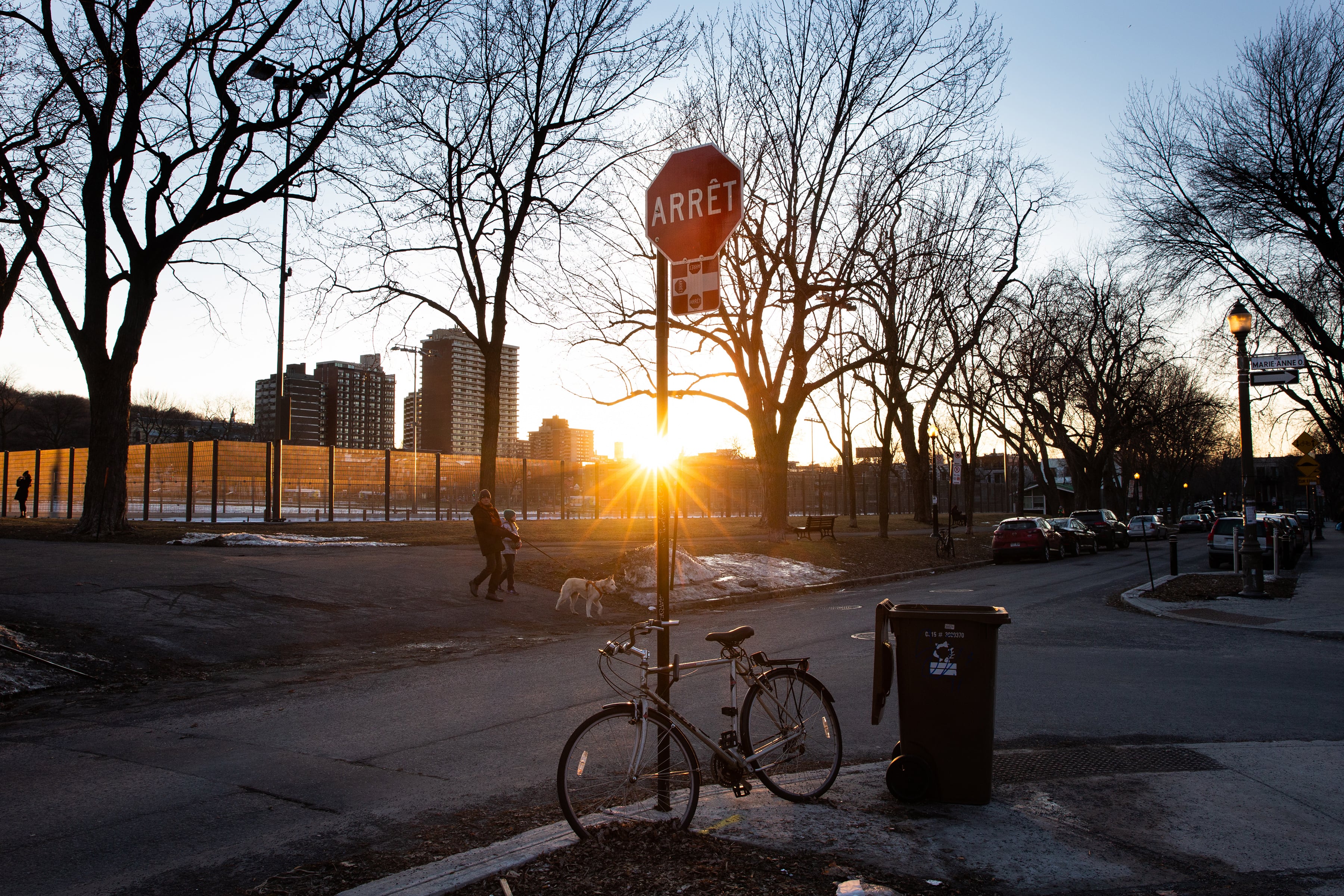 La caída de los nacimientos entró en la campaña electoral de Quebec con propuestas sobre costo de vida, vivienda, licencias parentales y apoyo a las familias. (Nasuna Stuart-Ulin/The New York Times)