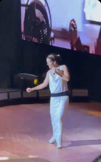 La cantante españika imitó los pasos de baile de Fabián Show arriba del escenario (Captura de video)