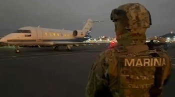 El avión en el que fue trasladado "El Jardinero" arribó al hangar de la Fiscalía General de la República, en la Ciudad de México, este lunes a las 19:05 horas. (Crédito: Secretaría de Marina)