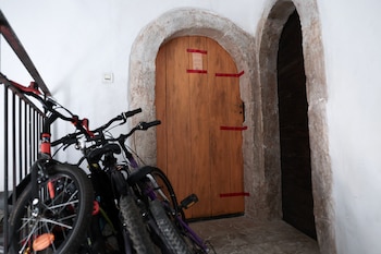 Sellos policiales en la puerta de un departamento en Orange, Francia, donde fueron hallados los cuerpos de cinco recién nacidos guardados en cajas de cartón (28 de julio de 2026, Thibaud Moritz/AFP).