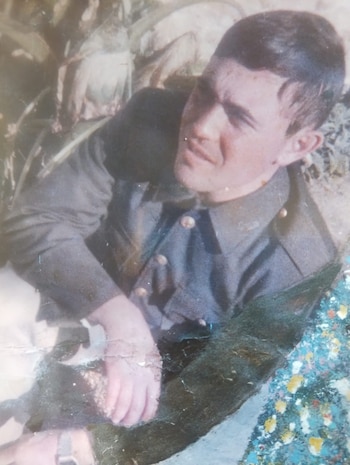 Walter Becerra soldado, luciendo el