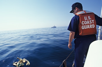 Un guarda costero de los