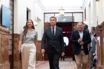 Alberto Núñez Feijóo, presidente del PP, en el Congreso de los Diputados junto a Ester Muñoz y Miguel Tellado. (PP)