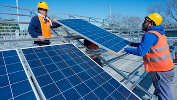 Nueva York alcanzó un récord de energía solar con ocho gigavatios de capacidad distribuida y ya puede abastecer a más de 1,3 millones de hogares y negocios